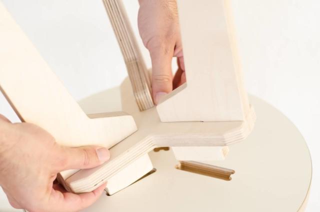 Cucina Leggera (design Stefano Carta Vasconcellos) di CELER Furniture non ha elementi metallici: tutti i pezzi si assemblano facilmente a mano, senza necessità neppure di colla. Cucina Leggera (design Stefano Carta Vasconcellos) di CELER Furniture non ha elementi metallici: tutti i pezzi si assemblano facilmente a mano, senza necessità neppure di colla.