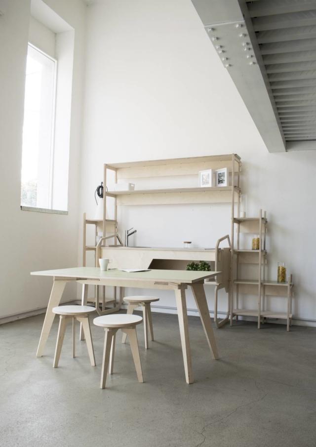 Al blocco Cucina Leggera (design Stefano Carta Vasconcellos) di CELER Furniture può essere abbinato anche il tavolo con relative sedie, concepito secondo le medesime regole: mono-matericità, incastri manuali, niente colla o parti metalliche. Al blocco Cucina Leggera (design Stefano Carta Vasconcellos) di CELER Furniture può essere abbinato anche il tavolo con relative sedie, concepito secondo le medesime regole: mono-matericità, incastri manuali, niente colla o parti metalliche.