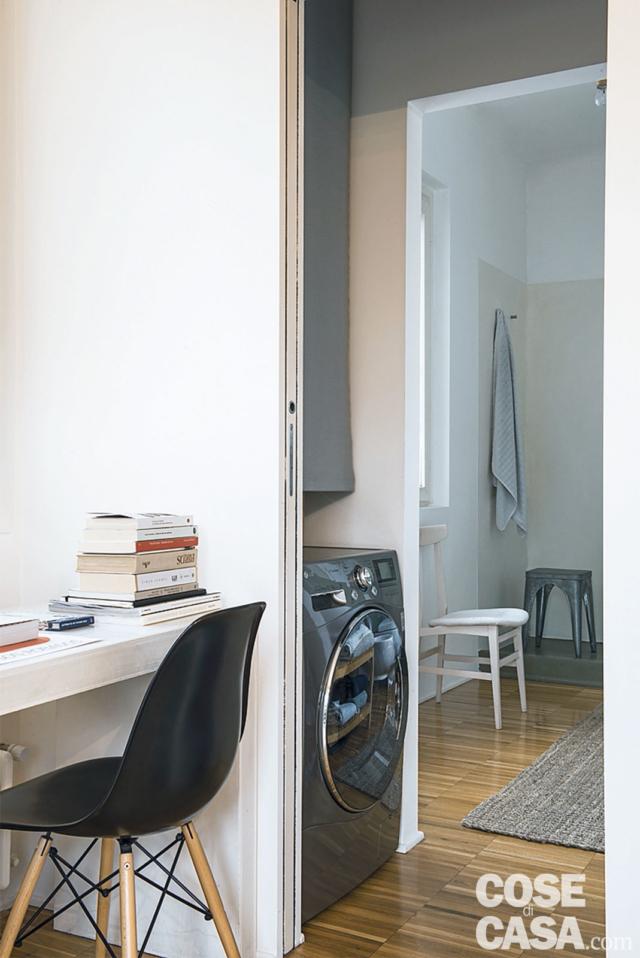 Il bagno è preceduto da un piccolo disimpegno che svolge anche la funzione di antibagno, in base a quanto prescritto dalla normativa dei Regolamenti edilizi e d’igiene. In questo spazio, perfetto per essere attrezzato come lavanderia, i due lati opposti sono sfruttati per installare la lavatrice e il lavatoio; un’altra porta scorrevole, sempre del tipo a scomparsa interno muro, lo separa dall’ambiente di servizio vero e proprio. Il bagno è preceduto da un piccolo disimpegno che svolge anche la funzione di antibagno, in base a quanto prescritto dalla normativa dei Regolamenti edilizi e d’igiene. In questo spazio, perfetto per essere attrezzato come lavanderia, i due lati opposti sono sfruttati per installare la lavatrice e il lavatoio; un’altra porta scorrevole, sempre del tipo a scomparsa interno muro, lo separa dall’ambiente di servizio vero e proprio.