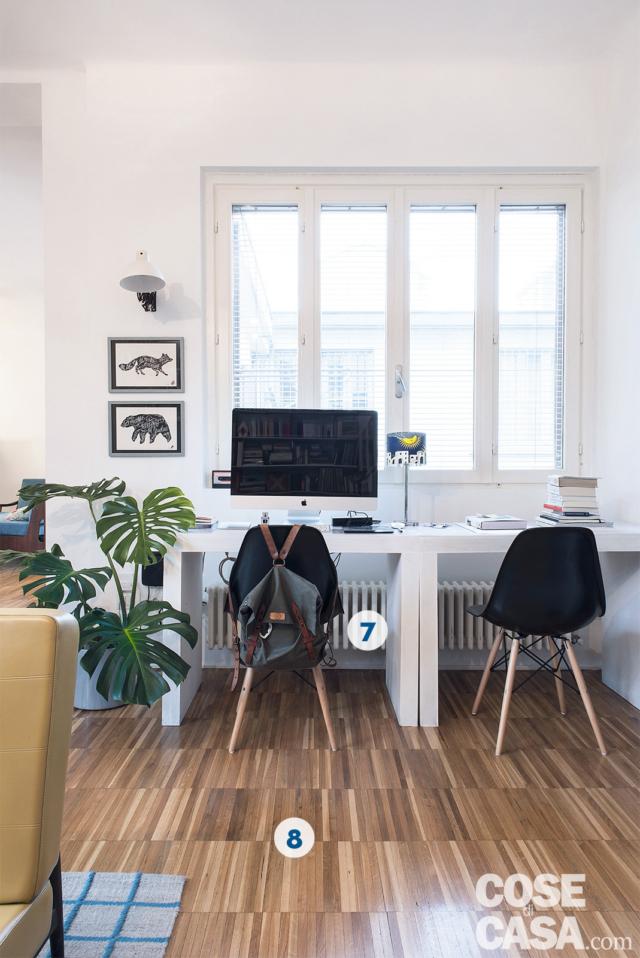 Le due postazioni studio gemelle sono state sistemate nell’open space della zona giorno, utilizzando al meglio il “corridoio” di passaggio che porta verso il bagno e la parte notte della casa. I due scrittoi in legno laccato bianco, realizzati su disegno del progettista, hanno linee semplici e squadrate, mentre le sedie sono un modello rivisitato che ricordano quelle di design degli anni ’50. Nel living e in tutto il resto della casa, il parquet industriale è di Gruppo Bea. Le due postazioni studio gemelle sono state sistemate nell’open space della zona giorno, utilizzando al meglio il “corridoio” di passaggio che porta verso il bagno e la parte notte della casa. I due scrittoi in legno laccato bianco, realizzati su disegno del progettista, hanno linee semplici e squadrate, mentre le sedie sono un modello rivisitato che ricordano quelle di design degli anni ’50. Nel living e in tutto il resto della casa, il parquet industriale è di Gruppo Bea.