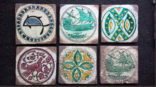 Tarsie formato 15x15cm decorate a mano e ispirate ai bacini ceramici, antichissimi intarsi in ceramica incastonati nelle mura delle chiese pisane Tarsie formato 15x15cm decorate a mano e ispirate ai bacini ceramici, antichissimi intarsi in ceramica incastonati nelle mura delle chiese pisane