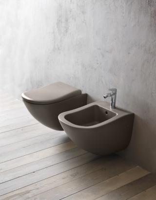 Water e bidet della collezione Fluid di Cielo sono qui proposti nella finitura Arenaria delle “Terre di Cielo Water e bidet della collezione Fluid di Cielo sono qui proposti nella finitura Arenaria delle “Terre di Cielo