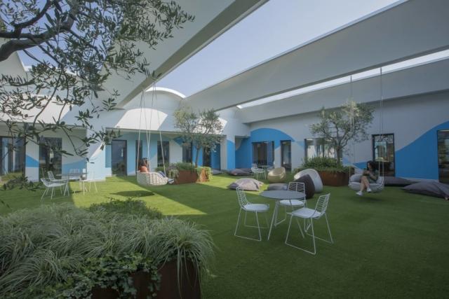 6_Veka_Finestre con superficie Veka Spectral_ Sede Eolo giardino 6_Veka_Finestre con superficie Veka Spectral_ Sede Eolo giardino