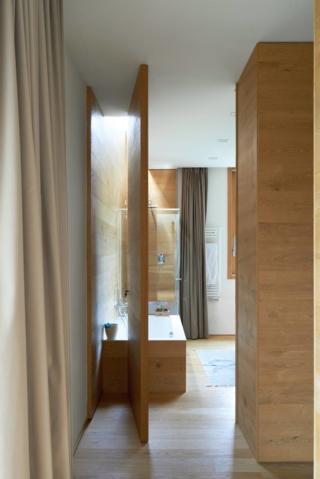 Le quattro camere da letto sono state progettate come delle suite, ognuna con la propria stanza da bagno e il balconcino esclusivo, che scandisce gli angoli esterni dell'edificio