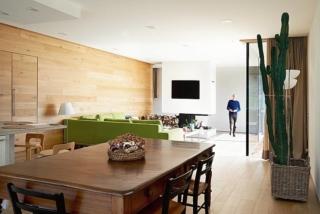 zona pranzo tavolo in stile, camino del soggiorno con tanta luce dalle vetrate