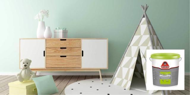 dipingere le paretei - BELLARYA DI BOERO è la soluzione ideale per dipingere le pareti con un prodotto ecocompatibile. Appartenente alla linea Painting Natural, rientra in una serie di prodotti ecocompatibili realizzati con materie prime altamente performanti ma a minimo impatto ambientale. Questa pittura testata ipoallergenica, a base di materie prime al 90% di origine naturale, con ottima lavabilità, consente di effettuare interventi di pulizia frequenti ma a cuor leggero, poiché la superficie trattata resiste ottimamente alle puliture senza mostrare nel tempo segni di usura o abrasione. Presenta, inoltre, una presa di sporco particolarmente bassa in confronto ad una idropittura opaca tradizionale, proprietà che assicura un ottimo livello d’igiene negli ambienti vivacemente vissuti, come appunto le camere dei bambini. Inodore e praticamente priva di Contenuti Organici Volatili (V.O.C.), non diffonde odori sgradevoli né in fase applicativa né durante l’essiccazione o successivamente. È disponibile bianca e in una selezionata gamma di tinte tenui, in linea con il concetto di naturalità e delicatezza che caratterizza il prodotto. dipingere le paretei - BELLARYA DI BOERO è la soluzione ideale per dipingere le pareti con un prodotto ecocompatibile. Appartenente alla linea Painting Natural, rientra in una serie di prodotti ecocompatibili realizzati con materie prime altamente performanti ma a minimo impatto ambientale. Questa pittura testata ipoallergenica, a base di materie prime al 90% di origine naturale, con ottima lavabilità, consente di effettuare interventi di pulizia frequenti ma a cuor leggero, poiché la superficie trattata resiste ottimamente alle puliture senza mostrare nel tempo segni di usura o abrasione. Presenta, inoltre, una presa di sporco particolarmente bassa in confronto ad una idropittura opaca tradizionale, proprietà che assicura un ottimo livello d’igiene negli ambienti vivacemente vissuti, come appunto le camere dei bambini. Inodore e praticamente priva di Contenuti Organici Volatili (V.O.C.), non diffonde odori sgradevoli né in fase applicativa né durante l’essiccazione o successivamente. È disponibile bianca e in una selezionata gamma di tinte tenui, in linea con il concetto di naturalità e delicatezza che caratterizza il prodotto.