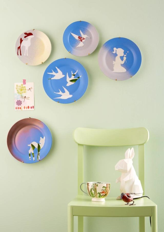 Disegni naif realizzati a mano decorano i piatti con un fai da te che abbina due tecniche creative. Sedia Seleri di Zilio A & C.(www.zilioaldo.it); lampada-coniglio e tazza di Disaster distribuito da MI.HO. (www.mihounexpected.it). Disegni naif realizzati a mano decorano i piatti con un fai da te che abbina due tecniche creative. Sedia Seleri di Zilio A & C.(www.zilioaldo.it); lampada-coniglio e tazza di Disaster distribuito da MI.HO. (www.mihounexpected.it).