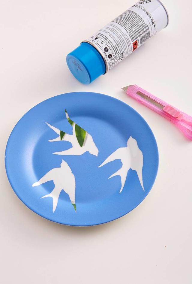 decorare vecchi piatti:Appoggiate il piatto sulla carta da giornale e spruzzate una velatura uniforme di colore spray. decorare vecchi piatti:Appoggiate il piatto sulla carta da giornale e spruzzate una velatura uniforme di colore spray.