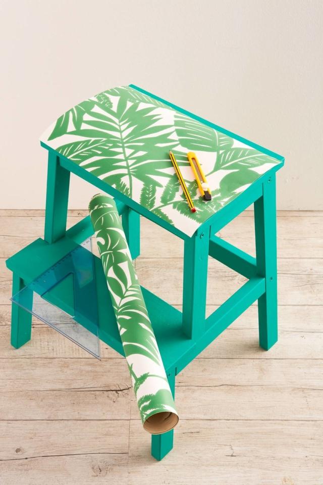 scaletta Ikea in legno dipinta e decorata con carta da parati scaletta Ikea in legno dipinta e decorata con carta da parati