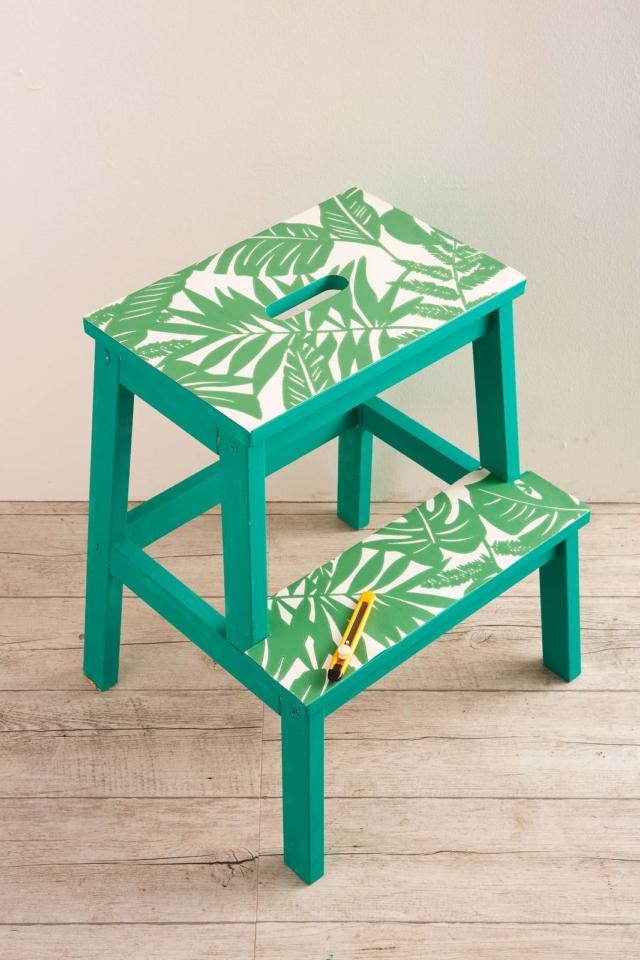 scaletta Ikea in legno dipinta e decorata con carta da parati scaletta Ikea in legno dipinta e decorata con carta da parati