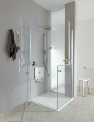 Collezione URBAN PEOPLE di Ponte Giulio (Sedile ribaltabile in ABS, Maniglia verticale di sicurezza, Piatto doccia in pietra acrilica e Box doccia per angolo con ante sdoppiate in cristallo temperato Collezione URBAN PEOPLE di Ponte Giulio (Sedile ribaltabile in ABS, Maniglia verticale di sicurezza, Piatto doccia in pietra acrilica e Box doccia per angolo con ante sdoppiate in cristallo temperato