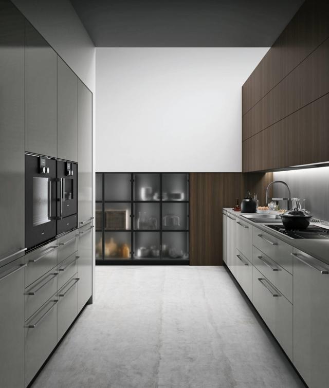 Style di Doimo Cucine è il modello elegante che ha sia il piano sia lo schienale realizzati in Dekton, messo in risalto dall'illuminazione a Led collocata sotto il pensile. La boiserie in eucalipto incornicia le vetrine a incasso; le colonne e le basi hanno le ante in laccato lucido grigio luce. Prezzo su richiesta. w HYPERLINK "http://Www.doimocucine.it/"ww.doimocucine.it Style di Doimo Cucine è il modello elegante che ha sia il piano sia lo schienale realizzati in Dekton, messo in risalto dall'illuminazione a Led collocata sotto il pensile. La boiserie in eucalipto incornicia le vetrine a incasso; le colonne e le basi hanno le ante in laccato lucido grigio luce. Prezzo su richiesta. w HYPERLINK "http://Www.doimocucine.it/"ww.doimocucine.it
