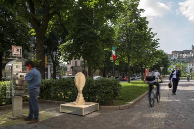 (foto1) La sagoma di legno del tavolino Cumano di Achille Castiglioni per Zanotta, una delle undici installazioni site specific a Bergamo in occasione della manifestazione Il Legno dalla Natura alle Cose - La straordinaria quotidianità degli oggetti in legno, che quest’anno rende omaggio al designer. (foto1) La sagoma di legno del tavolino Cumano di Achille Castiglioni per Zanotta, una delle undici installazioni site specific a Bergamo in occasione della manifestazione Il Legno dalla Natura alle Cose - La straordinaria quotidianità degli oggetti in legno, che quest’anno rende omaggio al designer.