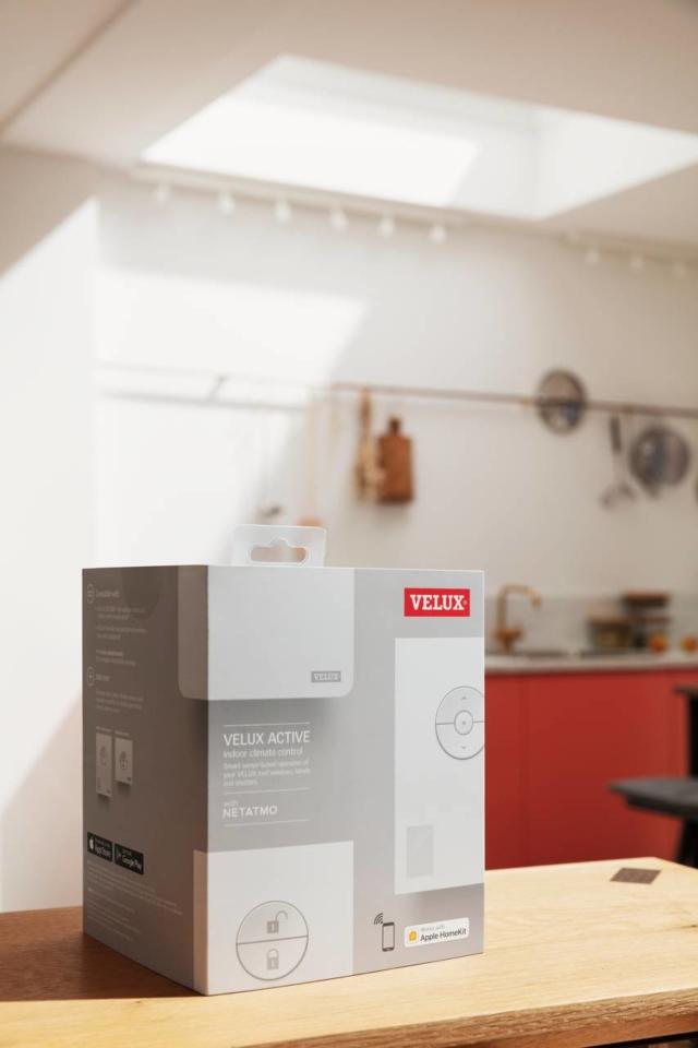 La nuova soluzione per smart home Velux Active with Netatmo, compatibile con Apple®HomeKit™, permette di gestire le finestre per tetti e relativi accessori con comandi vocali utilizzando Siri®o da remoto con una applicazione per iOS e Android. I sensori intelligenti di ultima generazione controllano i parametri ambientali interni (temperatura, umidità, concentrazione di CO2) e attivano un gateway di apertura e chiusura del serramento, delle tende e delle tapparelle anche in modo totalmente automatizzato. Il nuovo sistema funziona con finestre elettriche Velux Integra® e manuali alimentate da motore solare. La nuova soluzione per smart home Velux Active with Netatmo, compatibile con Apple®HomeKit™, permette di gestire le finestre per tetti e relativi accessori con comandi vocali utilizzando Siri®o da remoto con una applicazione per iOS e Android. I sensori intelligenti di ultima generazione controllano i parametri ambientali interni (temperatura, umidità, concentrazione di CO2) e attivano un gateway di apertura e chiusura del serramento, delle tende e delle tapparelle anche in modo totalmente automatizzato. Il nuovo sistema funziona con finestre elettriche Velux Integra® e manuali alimentate da motore solare.