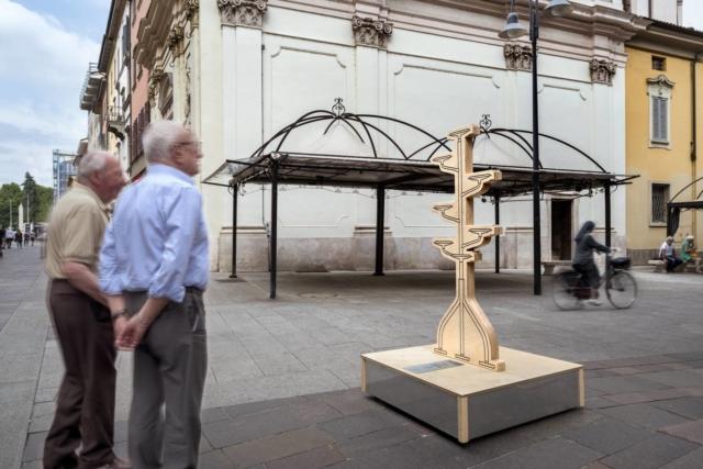 (foto2) La sagoma di legno del portavasi Albero di Achille Castiglioni per Zanotta, riproduzione bidimensionale fuori scala di uno degli undici oggetti disegnati dal mitico progettista scelti per essere disseminati in diversi punti di Bergamo Bassa fino al termine de Il Legno dalla Natura alle Cose - La straordinaria quotidianità degli oggetti in legno. (foto2) La sagoma di legno del portavasi Albero di Achille Castiglioni per Zanotta, riproduzione bidimensionale fuori scala di uno degli undici oggetti disegnati dal mitico progettista scelti per essere disseminati in diversi punti di Bergamo Bassa fino al termine de Il Legno dalla Natura alle Cose - La straordinaria quotidianità degli oggetti in legno.