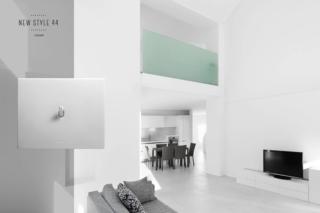 Dedicata agli spiriti liberi, a chi ricerca la massima tranquillità ed armonia nella purezza del colore, la collezione AVE New Style 44 si affida alla solidità del Corian® per riflettere, tramite le sue placche bianche, le geometrie semplici dei comandi a levetta. Un’evoluzione contemporanea per ambienti fuori dagli schemi, aperti e rigorosamente puliti, genuini e minimalisti. Dedicata agli spiriti liberi, a chi ricerca la massima tranquillità ed armonia nella purezza del colore, la collezione AVE New Style 44 si affida alla solidità del Corian® per riflettere, tramite le sue placche bianche, le geometrie semplici dei comandi a levetta. Un’evoluzione contemporanea per ambienti fuori dagli schemi, aperti e rigorosamente puliti, genuini e minimalisti.