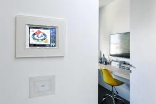 Per gli amanti della tecnologia le placche Vera Touch bianche in cristallo a finitura lucida rappresentano una scelta estetica di pregio per creare uno spazio di vita contemporaneo, che rende quotidiana la tecnologia a sfioro. Grazie al loro design semplice, le placche Vera Touch diventano dei tecnologici elementi d’arredo. Dei punti luce funzionali, belli da guardare, semplici da utilizzare e per questo adatti alla quotidianità di una casa moderna. Per gli amanti della tecnologia le placche Vera Touch bianche in cristallo a finitura lucida rappresentano una scelta estetica di pregio per creare uno spazio di vita contemporaneo, che rende quotidiana la tecnologia a sfioro. Grazie al loro design semplice, le placche Vera Touch diventano dei tecnologici elementi d’arredo. Dei punti luce funzionali, belli da guardare, semplici da utilizzare e per questo adatti alla quotidianità di una casa moderna.