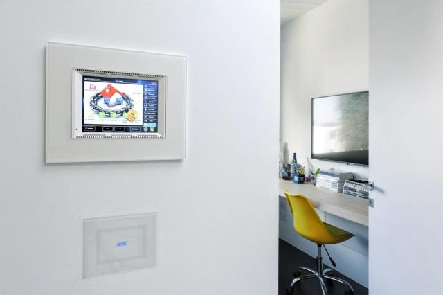 Per gli amanti della tecnologia le placche Vera Touch bianche in cristallo a finitura lucida rappresentano una scelta estetica di pregio per creare uno spazio di vita contemporaneo, che rende quotidiana la tecnologia a sfioro. Grazie al loro design semplice, le placche Vera Touch diventano dei tecnologici elementi d’arredo. Dei punti luce funzionali, belli da guardare, semplici da utilizzare e per questo adatti alla quotidianità di una casa moderna. Per gli amanti della tecnologia le placche Vera Touch bianche in cristallo a finitura lucida rappresentano una scelta estetica di pregio per creare uno spazio di vita contemporaneo, che rende quotidiana la tecnologia a sfioro. Grazie al loro design semplice, le placche Vera Touch diventano dei tecnologici elementi d’arredo. Dei punti luce funzionali, belli da guardare, semplici da utilizzare e per questo adatti alla quotidianità di una casa moderna.