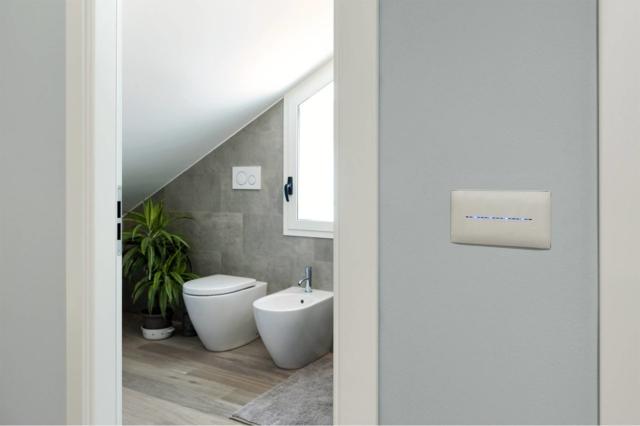 Dedicata ad ambienti giovani, la serie Young Touch è una proposta completamente diversa da quelle attualmente offerte dal mercato, che esalta il design, la tecnologia touch e li rende accessibili. Ultrapiatte e dai costi contenuti, le placche Young Touch sono disponibili in ben 15 colorazioni, tutte caratterizzate da esclusivi effetti tridimensionali. Tra queste, la variante bianca sa adattarsi alla perfezione in qualsiasi tipo di ambiente, valorizzando il punto luce come un complemento d’arredo integrato. Dedicata ad ambienti giovani, la serie Young Touch è una proposta completamente diversa da quelle attualmente offerte dal mercato, che esalta il design, la tecnologia touch e li rende accessibili. Ultrapiatte e dai costi contenuti, le placche Young Touch sono disponibili in ben 15 colorazioni, tutte caratterizzate da esclusivi effetti tridimensionali. Tra queste, la variante bianca sa adattarsi alla perfezione in qualsiasi tipo di ambiente, valorizzando il punto luce come un complemento d’arredo integrato.