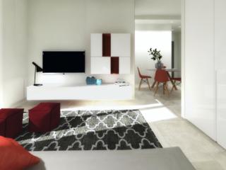 Nel nuovo soggiorno/camera l’armadio viene inserito in una rientranza della parete appositamente costruita. Frontalmente al divano letto trova spazio il mobile tv. Nel nuovo soggiorno/camera l’armadio viene inserito in una rientranza della parete appositamente costruita. Frontalmente al divano letto trova spazio il mobile tv.