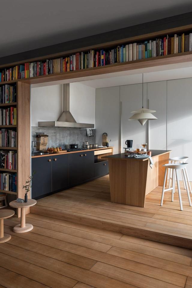 cucina nera con le ante in Fenix NTM® Nero Ingo bordato di rovere chiaro Lepic di Schiffini cucina nera con le ante in Fenix NTM® Nero Ingo bordato di rovere chiaro Lepic di Schiffini