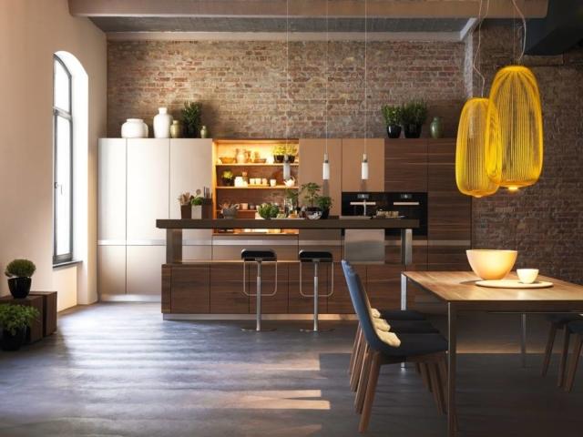 K7 di Team7 è la cucina con uno stile urban caratterizzata dall'isola centrale con il piano, regolabile in altezza, realizzato in agglomerato di quarzo colore snow desert, un materiale che garantisce una superficie da lavoro igienicamente perfetta, di lunga durata e resistente a graffi, macchie e alte temperature. Le ante sono in noce e in vetro colore acciaio. Prezzo su richiesta. w HYPERLINK "http://Www.team7.it/"ww.team7.it K7 di Team7 è la cucina con uno stile urban caratterizzata dall'isola centrale con il piano, regolabile in altezza, realizzato in agglomerato di quarzo colore snow desert, un materiale che garantisce una superficie da lavoro igienicamente perfetta, di lunga durata e resistente a graffi, macchie e alte temperature. Le ante sono in noce e in vetro colore acciaio. Prezzo su richiesta. w HYPERLINK "http://Www.team7.it/"ww.team7.it