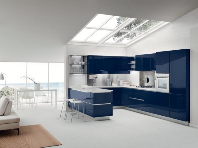 Oyster di Veneta Cucine ha il piano realizzato in agglomerato di quarzo bianco che illumina l'intensa tonalità Blu Topazio delle ante rigorosamente piane e senza maniglie in laccato lucido. Un modulo base da 60 cm, prezzo a partire da 325 euro. w HYPERLINK "http://Www.venetacucine.com/"ww.venetacucine.com Oyster di Veneta Cucine ha il piano realizzato in agglomerato di quarzo bianco che illumina l'intensa tonalità Blu Topazio delle ante rigorosamente piane e senza maniglie in laccato lucido. Un modulo base da 60 cm, prezzo a partire da 325 euro. w HYPERLINK "http://Www.venetacucine.com/"ww.venetacucine.com