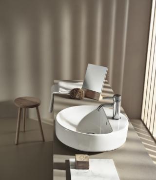 lavandino rotondo d’appoggio della collezione Variform di Pozzi Ginori, in ceramica bianca lavandino rotondo d’appoggio della collezione Variform di Pozzi Ginori, in ceramica bianca