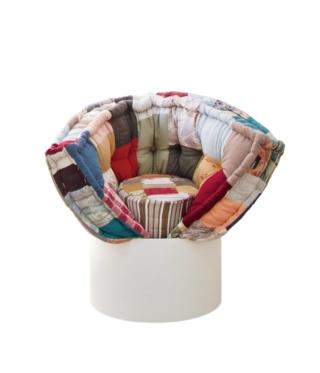 poltrona letto Huggy di Lago (www.lago.it) è la poltroncina multiuso che diventa letto singolo: misura Ø 77 x H 60 cm (materasso 175 x 85 x H 12 cm) e costa a partire da 1.157 euro. poltrona letto Huggy di Lago (www.lago.it) è la poltroncina multiuso che diventa letto singolo: misura Ø 77 x H 60 cm (materasso 175 x 85 x H 12 cm) e costa a partire da 1.157 euro.