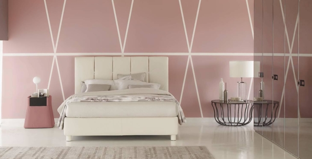Letto tessile con rivestimento sfoderabile bianco Argan di Flou e comodino rosa Leon di Flou Letto tessile con rivestimento sfoderabile bianco Argan di Flou e comodino rosa Leon di Flou