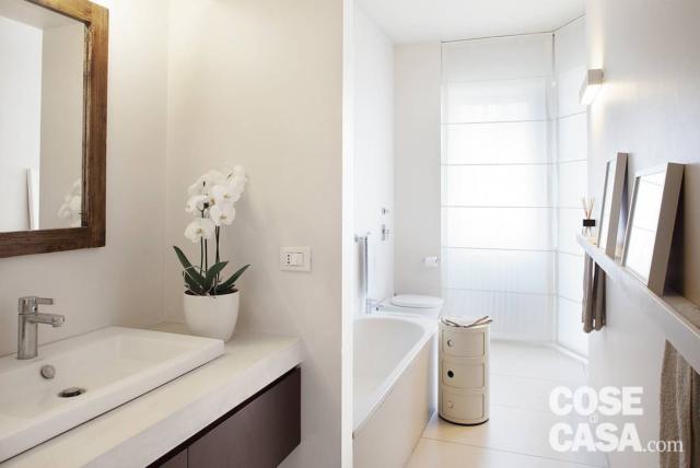 Bagno con zona lavabo e vasca Bagno con zona lavabo e vasca
