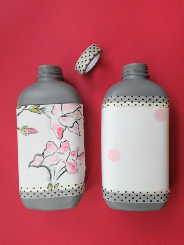 3. Ad asciugatura avvenuta rifinite il vaso con il washi tape, personalizzandolo a piacere. Scegliete la carta in base al gusto personale e allo stile della zona che andrete ad arredare. 3. Ad asciugatura avvenuta rifinite il vaso con il washi tape, personalizzandolo a piacere. Scegliete la carta in base al gusto personale e allo stile della zona che andrete ad arredare.