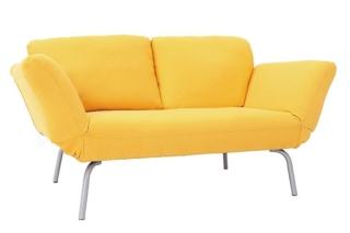 Si trasforma in letto abbassando i braccioli Elmer di Miliboo (www.miliboo.it), che misura L 177 x P 76 x H 78 cm (aperto, 177 x 63 cm) e costa 393,50 euro. Si trasforma in letto abbassando i braccioli Elmer di Miliboo (www.miliboo.it), che misura L 177 x P 76 x H 78 cm (aperto, 177 x 63 cm) e costa 393,50 euro.