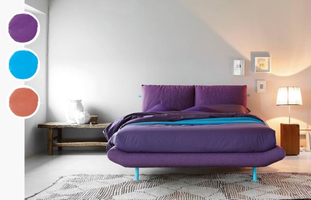 Letto tessile Noah di Noctis con testata imbottita viola e struttura in metallo azzurro. Letto tessile Noah di Noctis con testata imbottita viola e struttura in metallo azzurro.