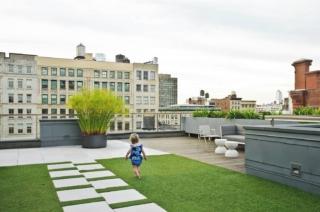 Anche sintetico Componibile e leggero
Moduli isolanti e componibili a incastro, con la superficie composta da un morbido filato identico all’erba, ma che non richiede manutenzione. È la proposta Roofingreen (www.roofingreen.it) per le coperture verdi ma sintetiche. Nella foto: un intervento di riqualificazione di un tetto di 150 mq praticabile e a uso pubblico, realizzato con spazi verdi composti dai moduli Leaf che, al mq, costano 96 euro, posa esclusa.