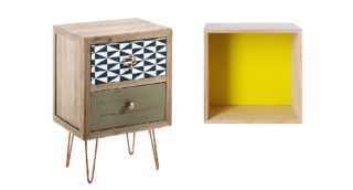 Mosaico décapé
Stile libero: dai colori ai materiali,
un piccolo comodino
passepartout.
● Vintage da Idelshop
ha la struttura in massello di abete dalla finitura invecchiata e due pratici cassetti con maniglie e pomoli in metallo color rame, come i piedini. Misura L 40 x P 30 x H 59 cm e costa 172 euro.
Multitasking
Un cubo aperto da appendere
o appoggiare: da tavolino
a libreria, utilizzo garantito.
● Mini Stacked Module di Muuto in frassino e mdf laccato si può comporre con altri moduli; misura L 33,2 x P 26 x
H 33,2 cm e costa 119 euro.