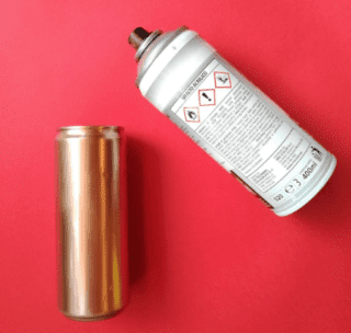 1. Pulite accuratamente le lattine con acqua calda e detersivo e asciugatele. Spruzzatele con una velatura uniforme di vernice spray color rame. Ripetete per una colorazione piena, lavorando in un ambiente ben aerato e protetto con carta di giornale. 1. Pulite accuratamente le lattine con acqua calda e detersivo e asciugatele. Spruzzatele con una velatura uniforme di vernice spray color rame. Ripetete per una colorazione piena, lavorando in un ambiente ben aerato e protetto con carta di giornale.