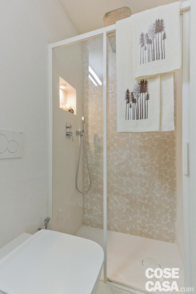 particolare della doccia della mini casa di 18 mq particolare della doccia della mini casa di 18 mq