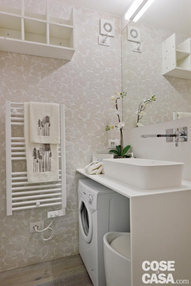 lavabo con lavatrice sotto nella mini casa di 18 mq lavabo con lavatrice sotto nella mini casa di 18 mq