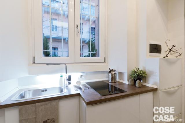 base cucina che sfrutta lo spazio sotto la finestra nella mini casa di 8 mq base cucina che sfrutta lo spazio sotto la finestra nella mini casa di 8 mq