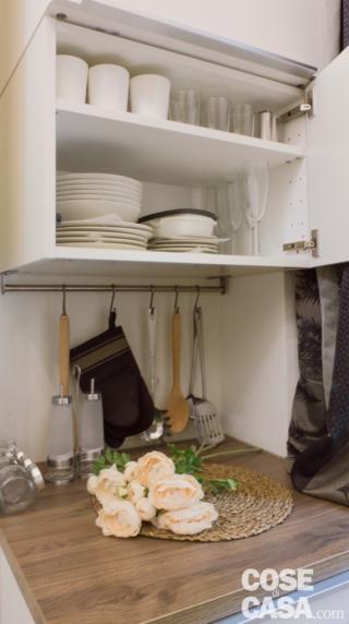 Ottimizzazione degli spazi e massima funzionalità in cucina con la barra dotata di ganci, da appendere direttamente al pensile. È utile e decora allo stesso tempo. I particolari fanno la differenza: gli accessori, anche i più piccoli, sono in tema con il mood della casa. Ottimizzazione degli spazi e massima funzionalità in cucina con la barra dotata di ganci, da appendere direttamente al pensile. È utile e decora allo stesso tempo. I particolari fanno la differenza: gli accessori, anche i più piccoli, sono in tema con il mood della casa.