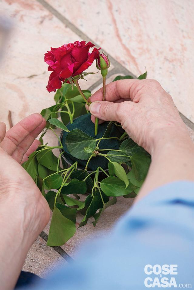 4. In due coppette inserire 3 Rosa ‘Deep impression’, ben distanziate e distribuite, intervallandole con 4 Rosa ‘Jacques Cartier’ nella prima e 4 Rosa ‘The Generous Gardner’ nella seconda. Gli steli dei fiori devono essere tagliati corti a 45° e devono essere introdotti inclinati. 4. In due coppette inserire 3 Rosa ‘Deep impression’, ben distanziate e distribuite, intervallandole con 4 Rosa ‘Jacques Cartier’ nella prima e 4 Rosa ‘The Generous Gardner’ nella seconda. Gli steli dei fiori devono essere tagliati corti a 45° e devono essere introdotti inclinati.