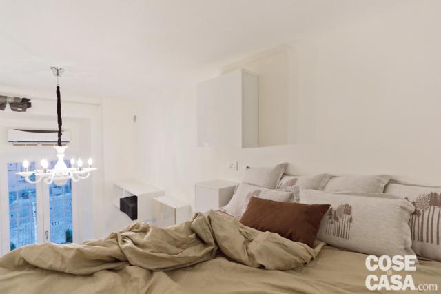 particolare del letto in quota nella mini casa di 18 mq particolare del letto in quota nella mini casa di 18 mq