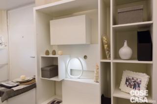 La lampada da tavolo all'interno della libreria crea giochidi chiaroscuro e di profondità. La lampada da tavolo all'interno della libreria crea giochidi chiaroscuro e di profondità.