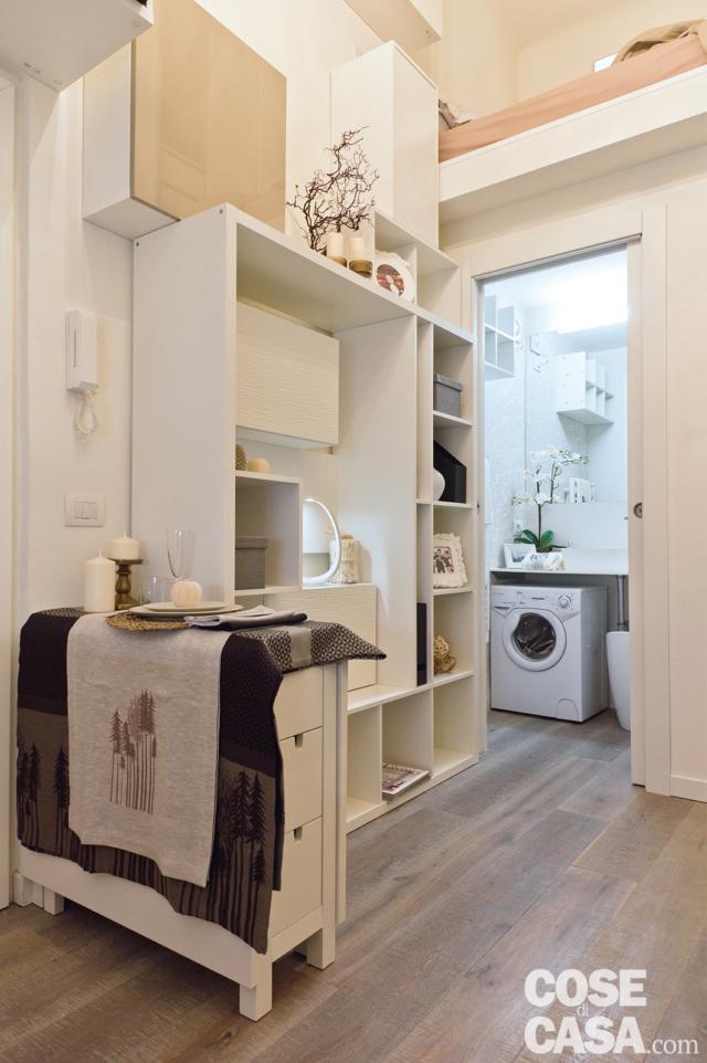 particolare del tavolo salvaspazio nella mini casa di 18 mq particolare del tavolo salvaspazio nella mini casa di 18 mq