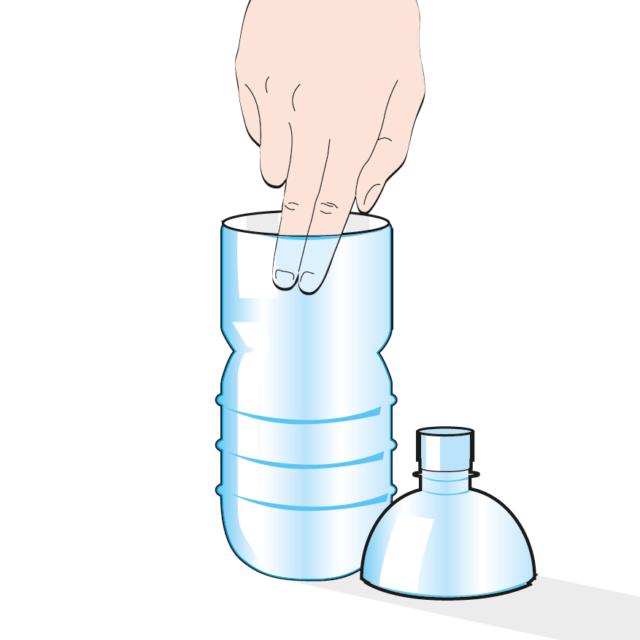 1. Tagliare la bottiglia in due parti. E spalmare dell’olio sulle pareti interne di quella inferiore: questo impedirà alle vespe di risalire una volta entrate e qui moriranno. 1. Tagliare la bottiglia in due parti. E spalmare dell’olio sulle pareti interne di quella inferiore: questo impedirà alle vespe di risalire una volta entrate e qui moriranno.