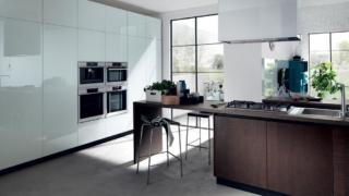 Cucina bianca Liberamente di Scavolini con isola marrone Cucina bianca Liberamente di Scavolini con isola marrone
