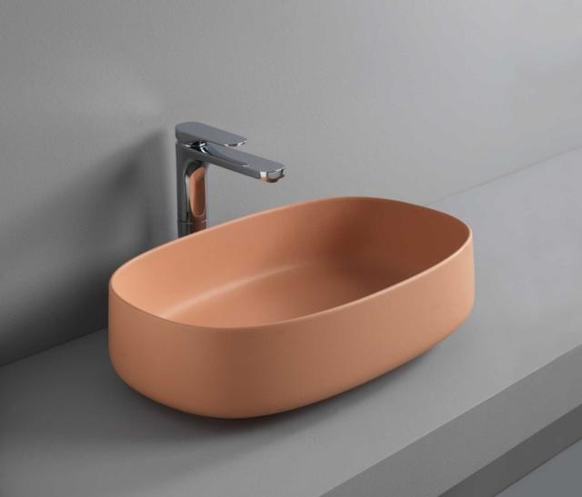 Cognac di TheArtCeram con design Meneghello Paolelli Associati il lavabo ovale d’appoggio con bordo sottile e design essenziale arancio cammeo Cognac di TheArtCeram con design Meneghello Paolelli Associati il lavabo ovale d’appoggio con bordo sottile e design essenziale arancio cammeo
