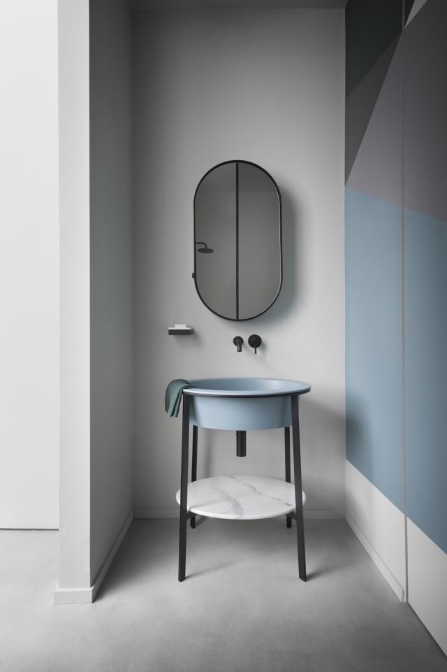 Catino Ovale di Cielo si compone di lavabo in ceramica nella finitura Polvere della gamma cromatica “Terre di Cielo”, piano marmo bianco di carrara Catino Ovale di Cielo si compone di lavabo in ceramica nella finitura Polvere della gamma cromatica “Terre di Cielo”, piano marmo bianco di carrara