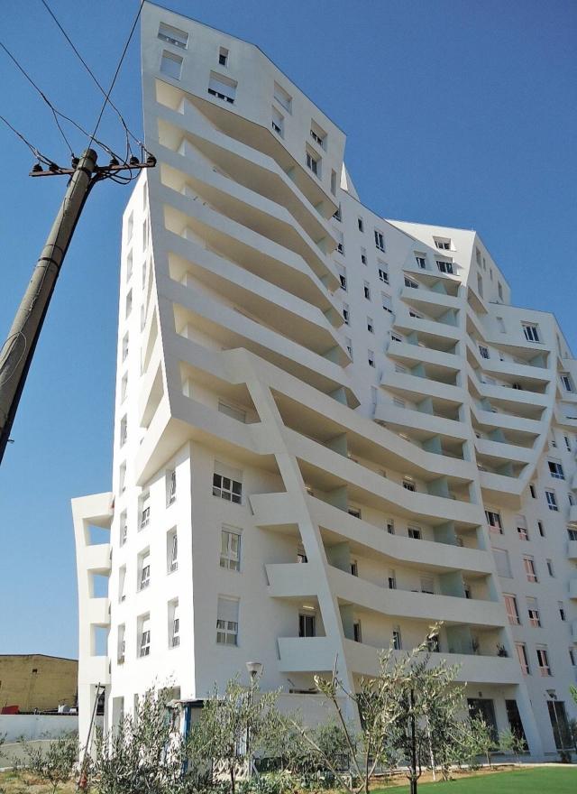 Facciate antinquinamento
Per Magnet a Tirana, in Albania, il centro residenziale di circa 800 appartamenti disegnato dall'architetto Daniel Libeskind, sono stati utilizzati rasanti cementizi dalle performance sorprendenti, capaci di trasformare una superficie in un elemento attivo. Interagendo con la luce naturale o artificiale dedicata, si attiva il processo di autopulizia e disinquinamento. Inoltre, si mantiene
il colore nel tempo, evitando la formazione di macchie.
i.active Coat di Italcementi è una linea di rasanti cementizi, in&out, basata sul principio fotocatalitico TX ACTIVE, brevettato dall'azienda. Facciate antinquinamento
Per Magnet a Tirana, in Albania, il centro residenziale di circa 800 appartamenti disegnato dall'architetto Daniel Libeskind, sono stati utilizzati rasanti cementizi dalle performance sorprendenti, capaci di trasformare una superficie in un elemento attivo. Interagendo con la luce naturale o artificiale dedicata, si attiva il processo di autopulizia e disinquinamento. Inoltre, si mantiene
il colore nel tempo, evitando la formazione di macchie.
i.active Coat di Italcementi è una linea di rasanti cementizi, in&out, basata sul principio fotocatalitico TX ACTIVE, brevettato dall'azienda.